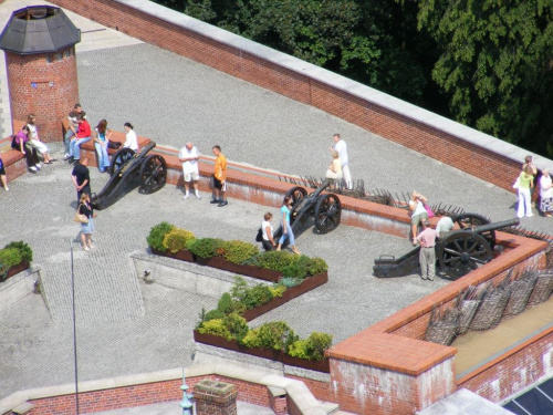 widok z wierzy na waly obronne z armatami