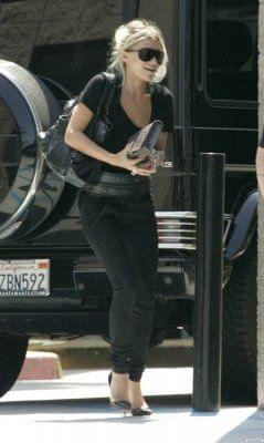 Ashley arriving at DualStar Offices in LA-paparazzi sierpień 2007