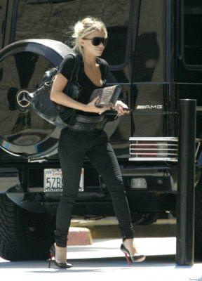 Ashley arriving at DualStar Offices in LA-paparazzi sierpień 2007