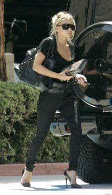 Ashley arriving at DualStar Offices in LA-paparazzi sierpień 2007