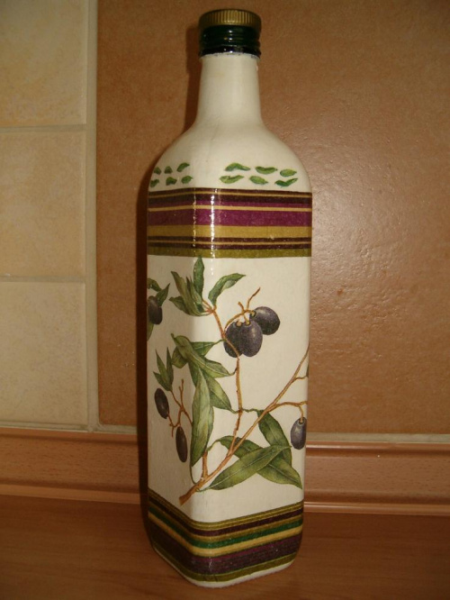 Butelka na oliwę ozdobiona metodą decoupage
