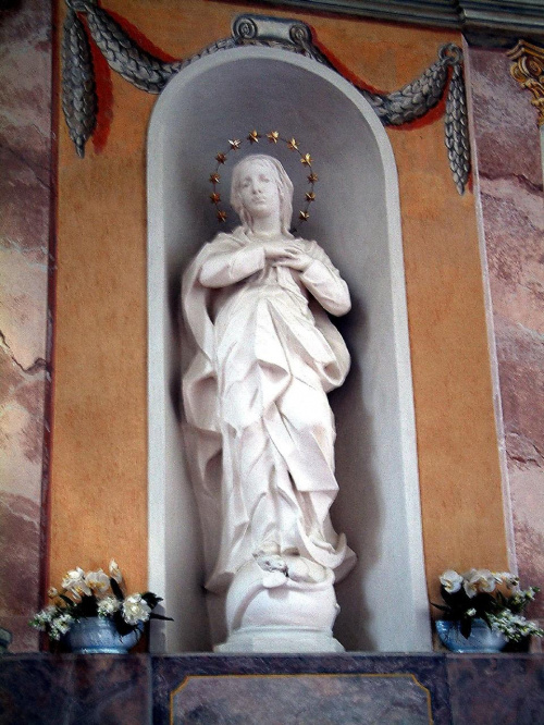 Figura Matki Bożej Niepokalanie Poczętej zwana również Białą Panią lub Matką Bożą Brzemienną.Jest to dzieło dłuta nieznanego artysty. Istnieje kilka wersji o jej początkach; #Wilno #kościoły