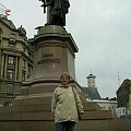 Na tle pomnika Adama Mickiewicza żona autora zdjęć Janina #Zwiedzanie