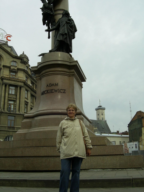Na tle pomnika Adama Mickiewicza żona autora zdjęć Janina #Zwiedzanie