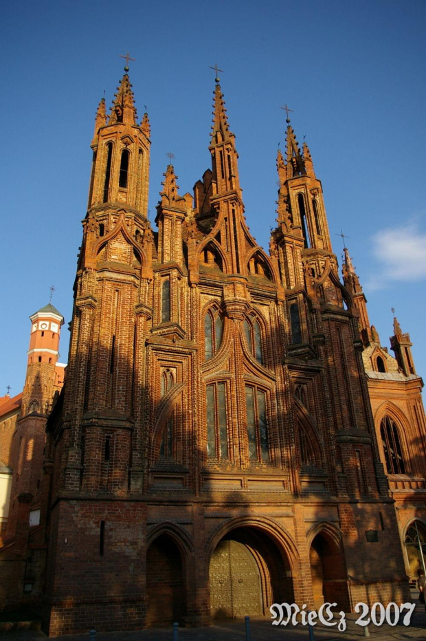 Olśniewający kościół jest dziełem gdańskiego architekta Michała Enkingera. Fasada w stylu gotyku płomienistego typowego dla Flandrii i Francji. Artysta użył wielokrotnie motywu tzw. oślego grzbietu. Wykorzystał 33 rodzaje ceglanych kształtek.