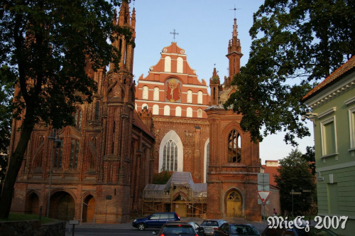 Pod koniec XVI w. kościół włączono do zespołu klasztoru bernardyńskiego, do którego należał aż do kasaty po powstaniu styczniowym w 1864.
Z tyłu kościół bernardyński. #Wilno