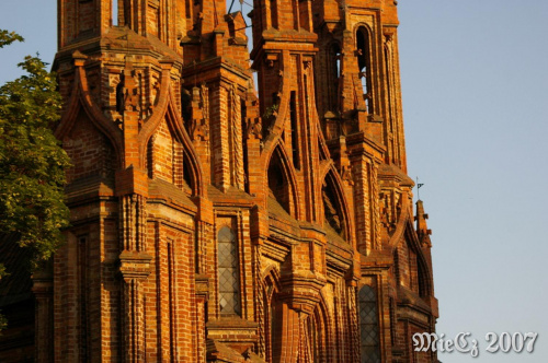 Olśniewający kościół jest dziełem gdańskiego architekta Michała Enkingera. Fasada w stylu gotyku płomienistego typowego dla Flandrii i Francji. Artysta użył wielokrotnie motywu tzw. oślego grzbietu. Wykorzystał 33 rodzaje ceglanych kształtek.