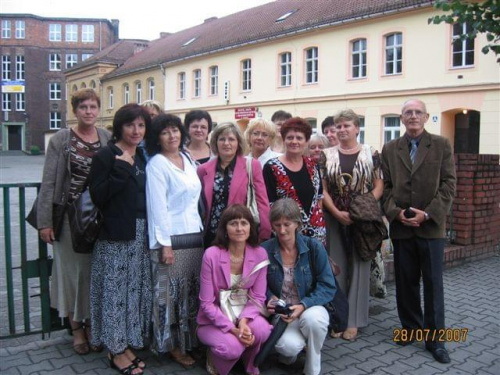 Był i czas na wspólny spacer po mieście oraz zdjęcie na tle szkoły w Lubsku.