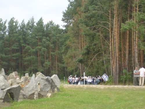 Więziono tutaj Polaków i Żydów, głównie z dystryktu warszawskiego. W wyniku głodu, pracy ponad siły, chorób, tortur i egzekucji zginęło około 10 tysięcy ludzi (w tym 7 tys. Polaków). Ogółem przez obóz przeszło w latach 1941-1944 ponad 20 tysięcy więźni...