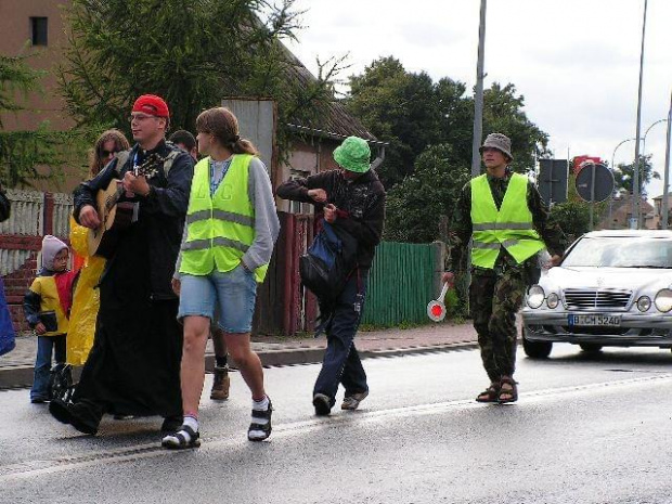 Pielgrzymka piesza Grupa Teczowa A. D. 2007. 29 lipca - 12 sierpnia z Kostrzyna nad Odrą na Jasną Górę. Tegoroczna liczyła 96 uczestników i znów przeszła ponad 440 kilometrów... #pielgrzymka