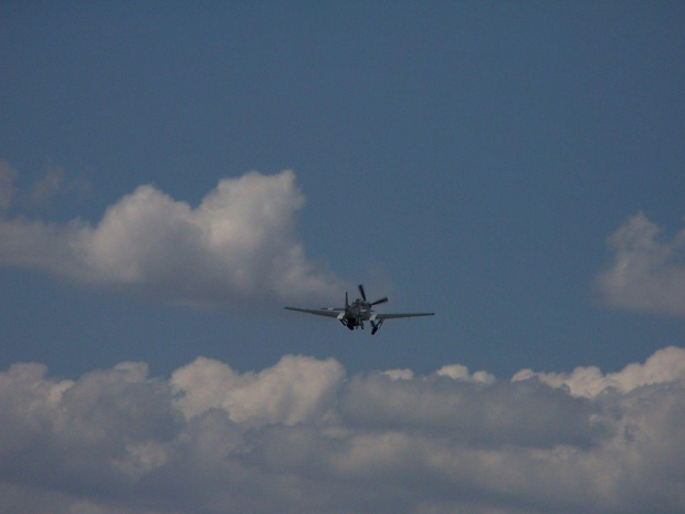 P-51 Mustang był jednym z najlepszych i najbardziej rozpoznawalnych myśliwców II wojny światowej. Faza chowania podwozia po starcie