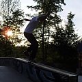 Podoba mi się te zdjecie... bardzo klimatyczne wyostrzony zachod slonca i obwodki skatera ....
Kvazi fs nosegrind #DeskorolkaSkateboarding