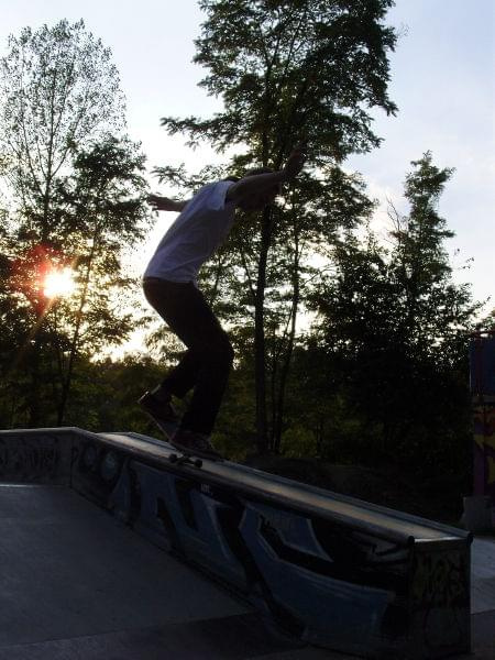 Podoba mi się te zdjecie... bardzo klimatyczne wyostrzony zachod slonca i obwodki skatera ....
Kvazi fs nosegrind #DeskorolkaSkateboarding