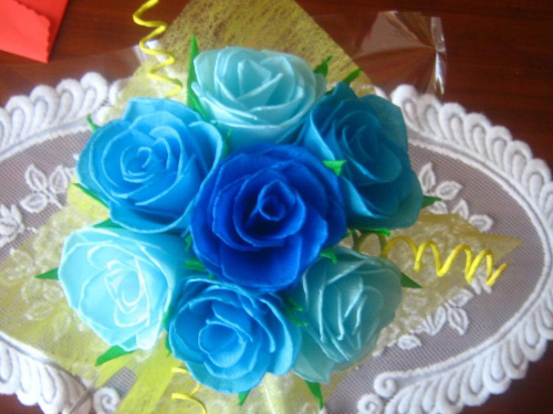 bukiet urodzinowy z 7 róż (3 odcienie niebieskiego) #bukiet #KwiatyZBibuły #handmade