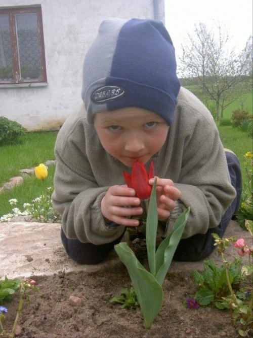 Aniołek w ogródku #Dzieci #dziecko #przyroda #kwiaty #WOgrodzie