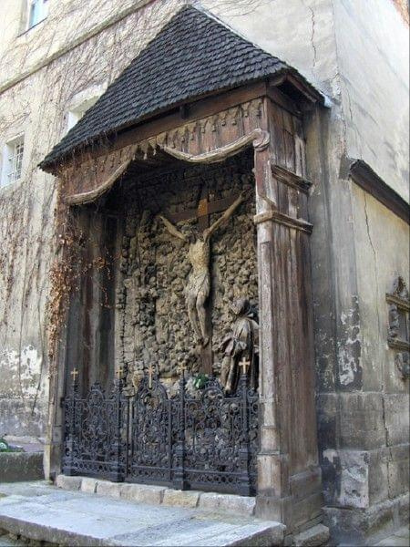 Kapliczka drewniana (rokoko) Chrystus Ukrzyzowany - dziedziniec poludniowy #Lwow #KRESY