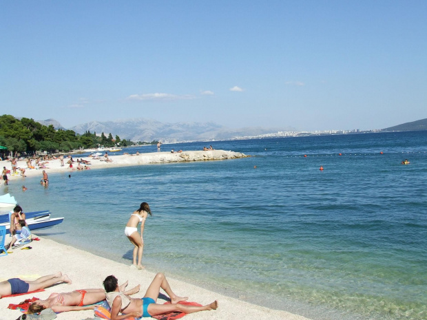 Plaża w Kaśtel, z widokiem na Split.