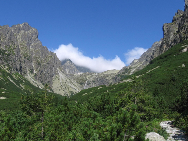 Dolina Małej Zimnej Wody. W oddali nad wodospadem Schronisko Teryego #Góry #Tatry