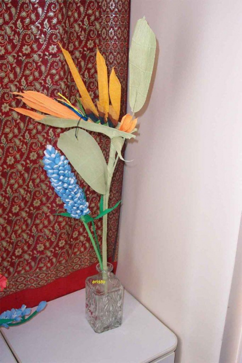 strelicja wykonana z bibuly, wielkosc zblizona do naturalnej, lubin niebiesko-bialy, wykonany z bibuly, wielkosc zblizona do naturalnej #BibulkoweKwiaty