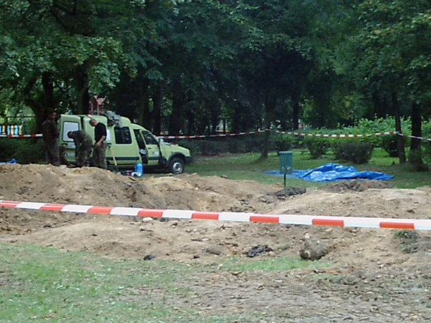 Gniezno, Park na Os. Tysięclecia. Ekshumacja zwłok żołnierzy niemieckich 6.09.2007.