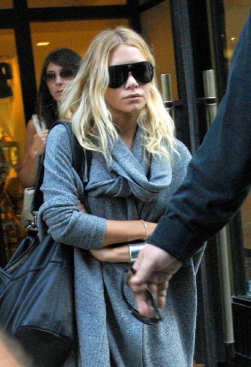 Ashley shops at Barneys in NYC-paparazzi wrzesień 2007