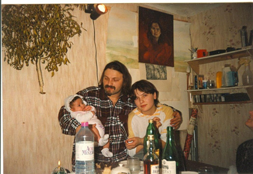L. obejmuje cory - Karolinka ma 15 lat, Oleńka - 3 miesiące. Zdjęcie z lutego 1995.