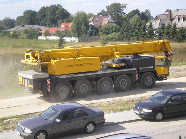 zatłoczona ulica na osiedlu przez ciężki sprzęt i auta. #motoryzacja