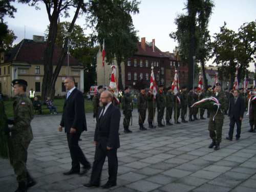Delegacja w składzie burmistrz Sławomir Kowal, przewodniczący RM Zdzisław Mirski.. #Militaria #Imprezy #Plenerowe