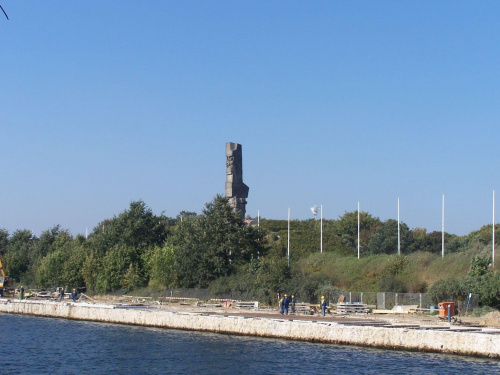 Pomnk Obrońców na Westerplatte, kopiec usypany na 22,5 metra, pomnik 25 metrów. #Westerplatte