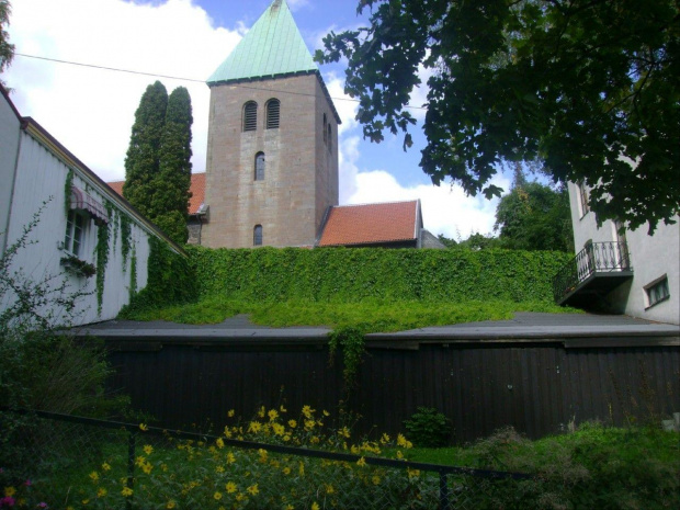 Gamle Aker Kirke, od strony Telthusbakken